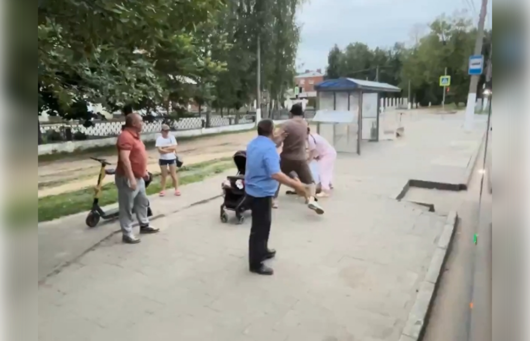 Женщину избили на остановке в Твери 