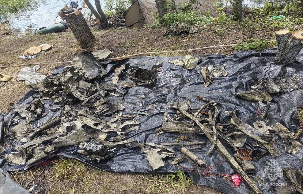 Тверские спасатели помогли вытащить из озера советский бомбардировщик Пе-2 