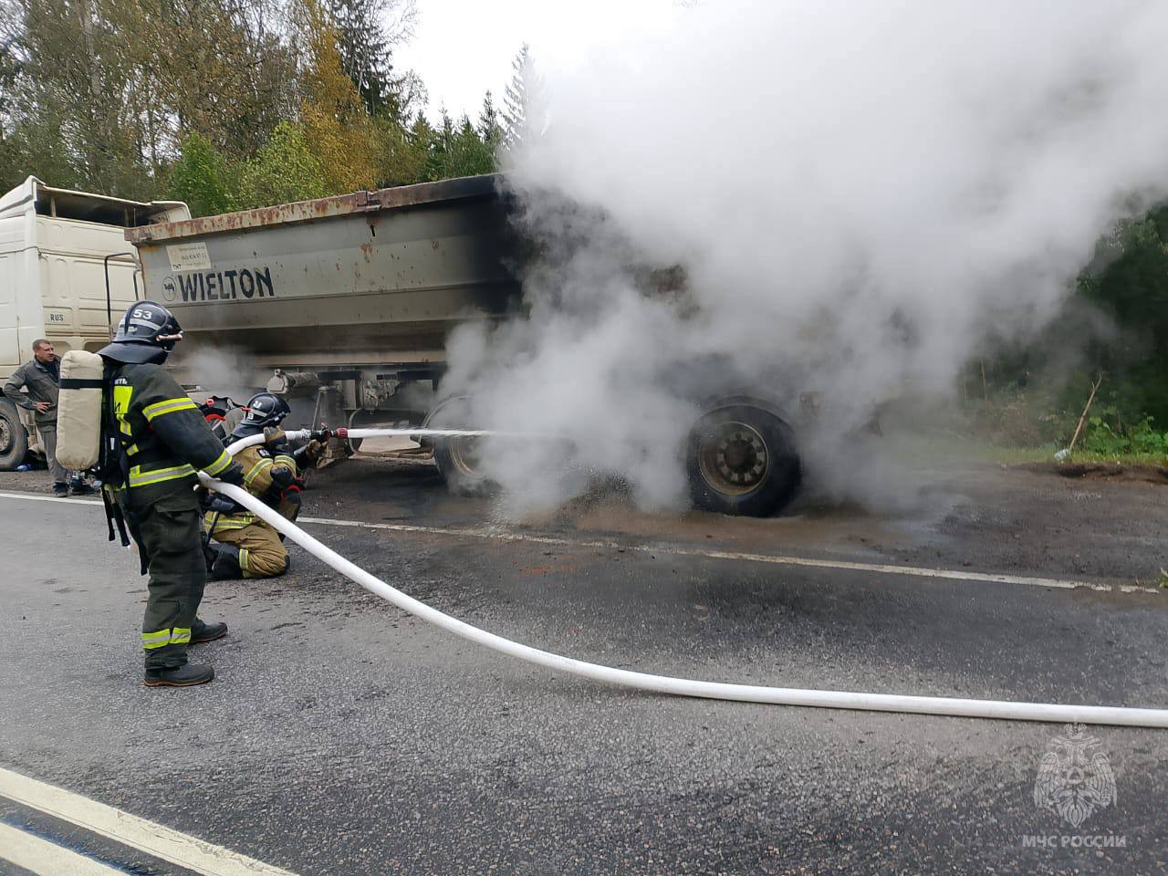 В Тверской области на трассе «Золотое кольцо» вспыхнул тягач со щебнем  Фото: ГУ МЧС России по Тверской области