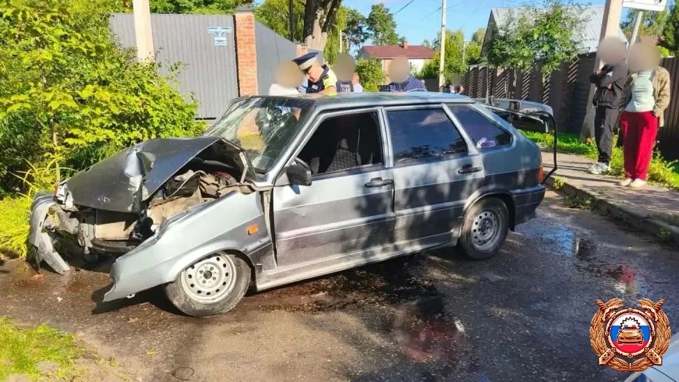 В Конаково автомобиль влетел в столб 