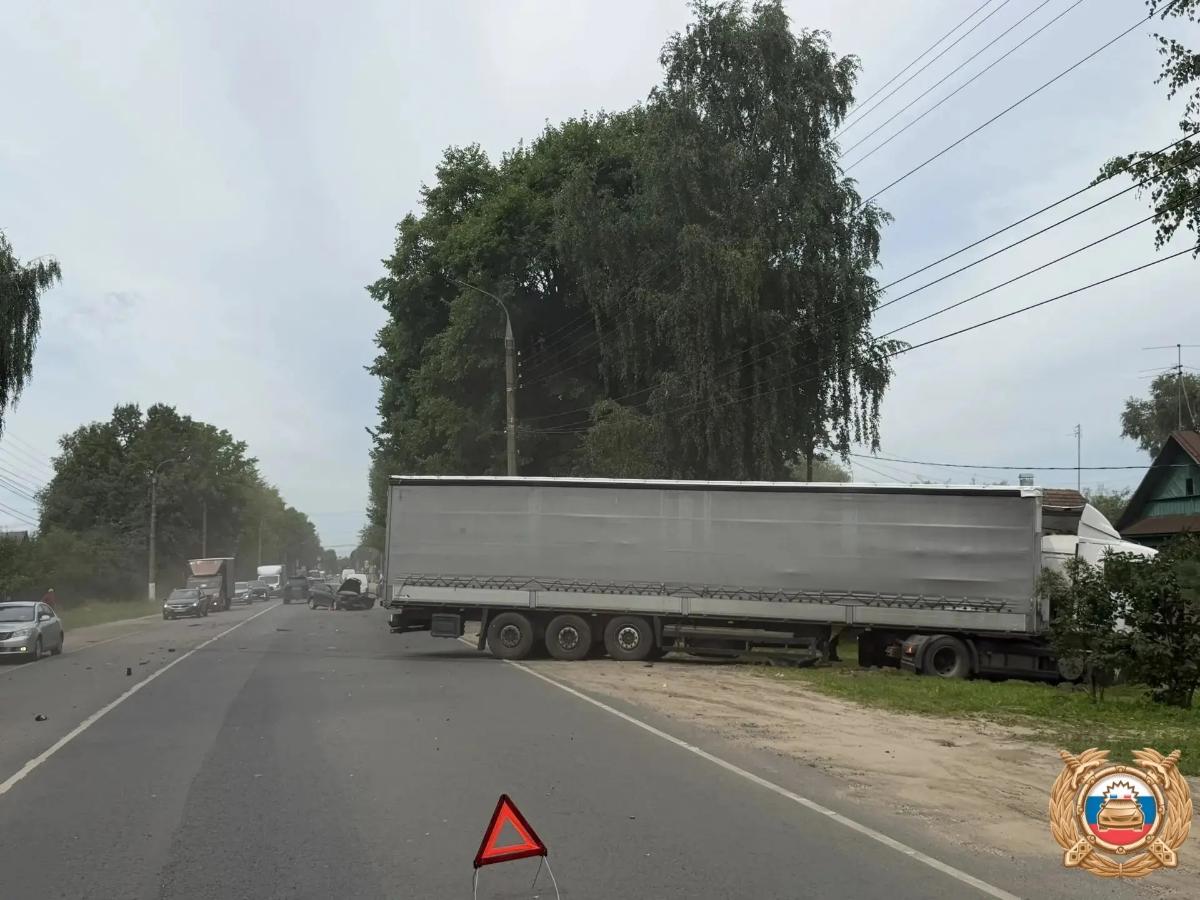 В Твери водитель столкнулся с попутным авто и встречной фурой Фото: ГАИ
 Видео: Екатерина Чечкина / 
News69