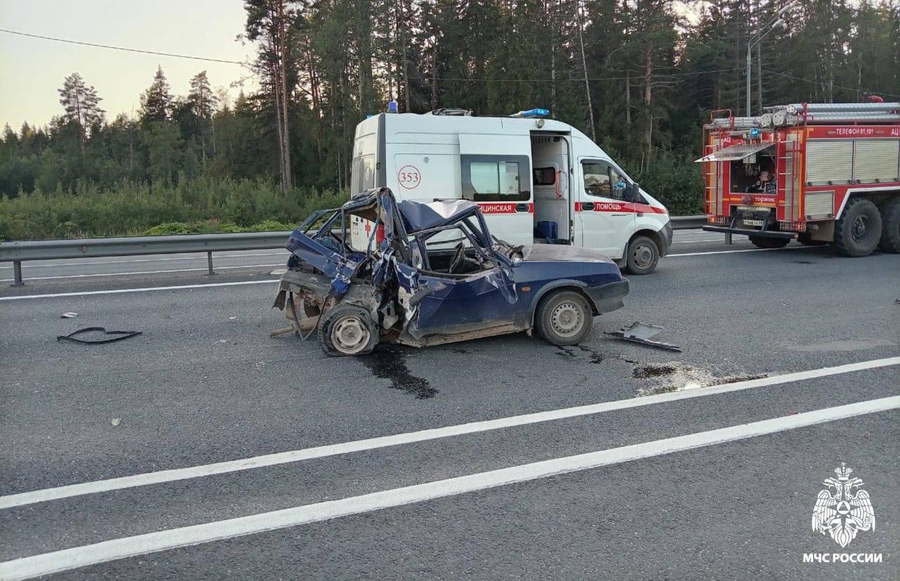 Легковой автомобиль смяло после столкновения с грузовиком на трассе М10 в Тверской области - новости Афанасий