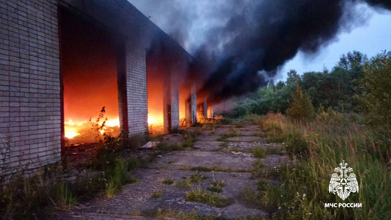 В Твери потушили крупный пожар в ангаре  Фото, видео: ГУ МЧС России по Тверской области В Твери потушили крупный пожар в ангаре  Фото, видео: ГУ МЧС России по Тверской области
