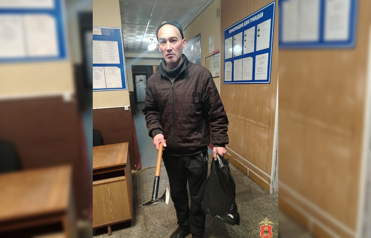 Мужчина с топором угрожал посетителю магазина в Нелидово  
