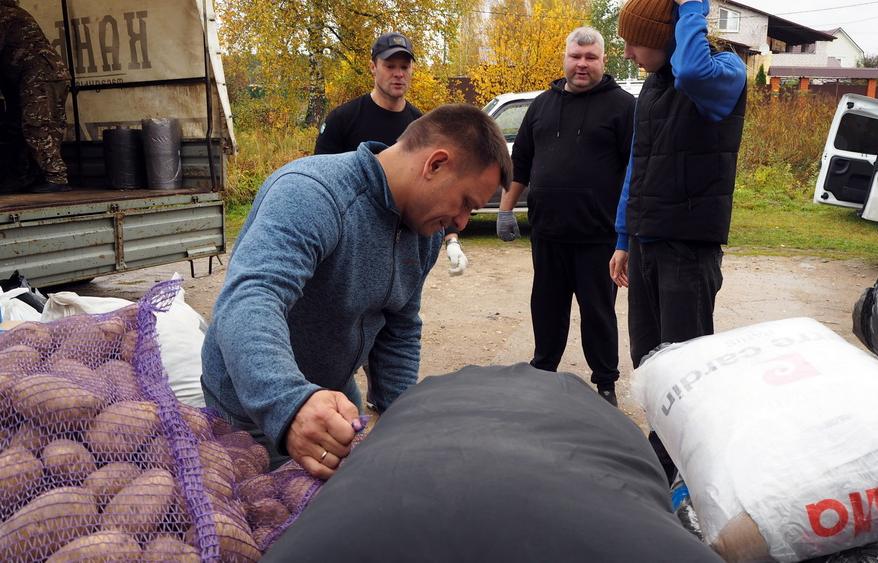Колонна с гуманитарным грузом из Тверской области прибыла в зону проведения СВО - новости Афанасий