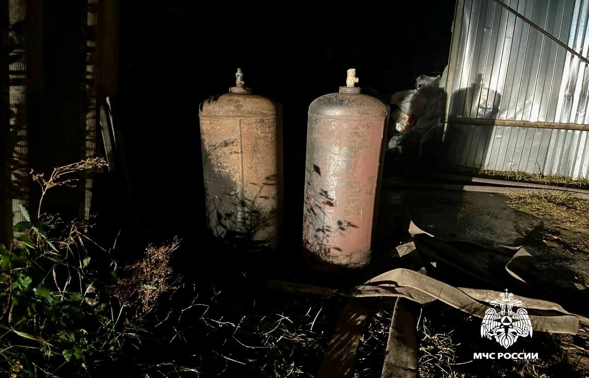 Под Тверью из горящего дома спасатели вынесли два газовых баллона - новости Афанасий