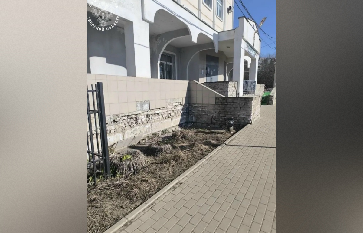 В Твери началась проверка детской поликлиники, где развалилось крыльцо Фото: Прокуратура Тверской области
