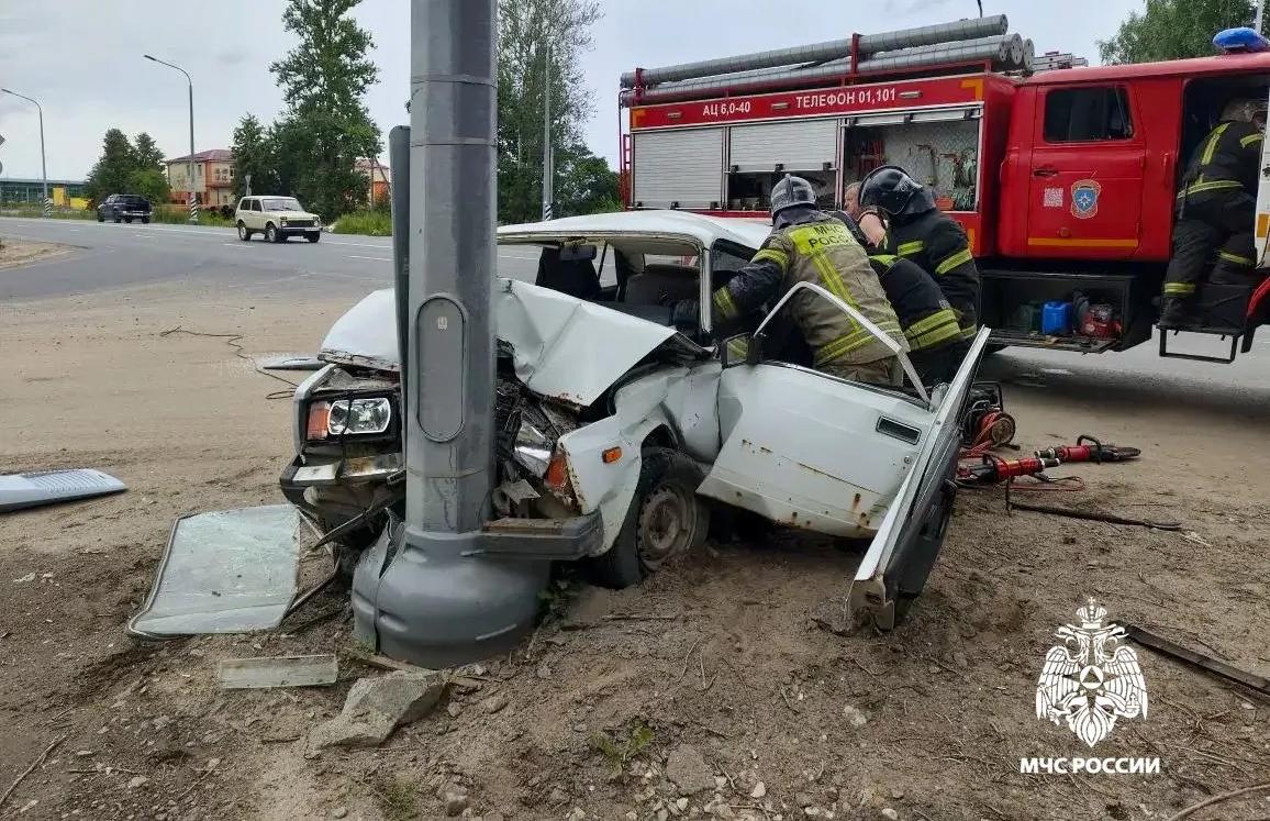 В Твери на улице Шишкова автомобиль въехал в столб - новости Афанасий