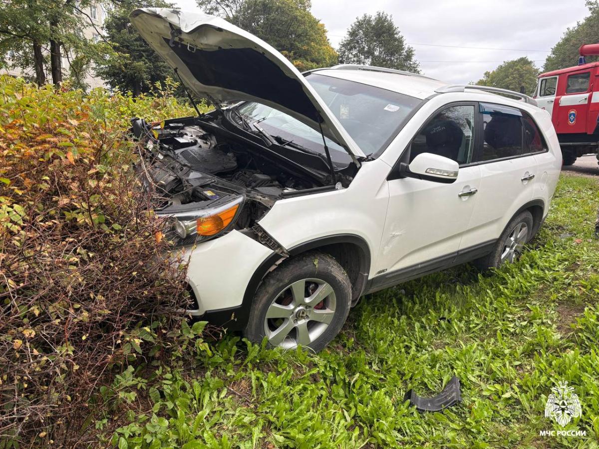 В Торжке машина вылетела с дороги после ДТП Фото: МЧС Тверской области