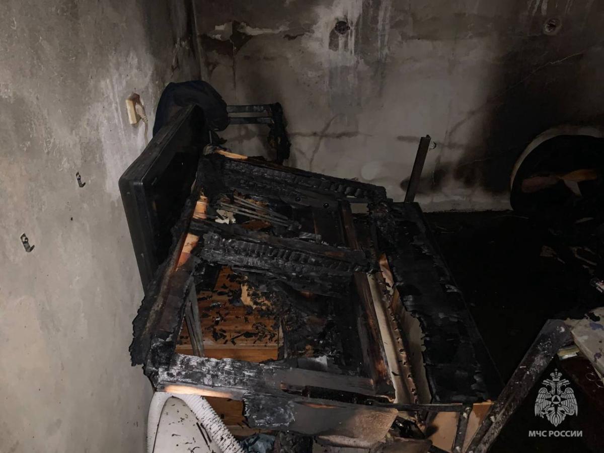 Пожарные спасли курильщика из горящей квартиры в Твери Фото: МЧС Тверской области