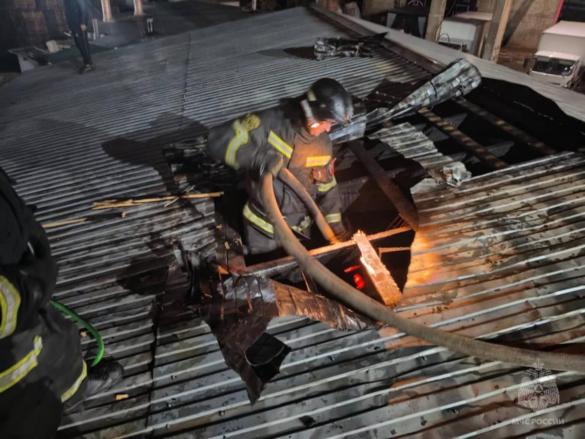 На Коминтерна в Твери горела закусочная Фото: МЧС Тверской области