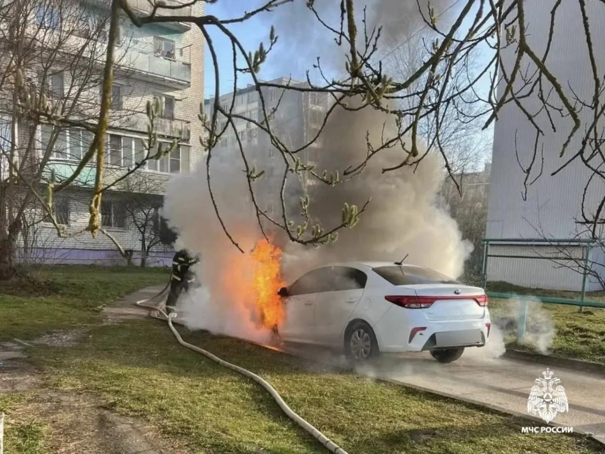 В Химинституте Твери загорелась легковушка Фото, видео: МЧС