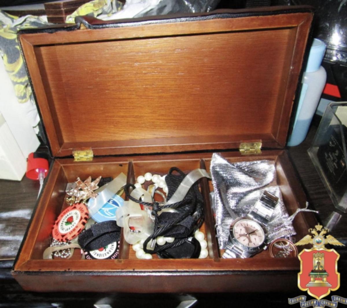 В Тверской области дети впустили в дом друга матери, а тот похитил украшения  Фото: УМВД Тверской области