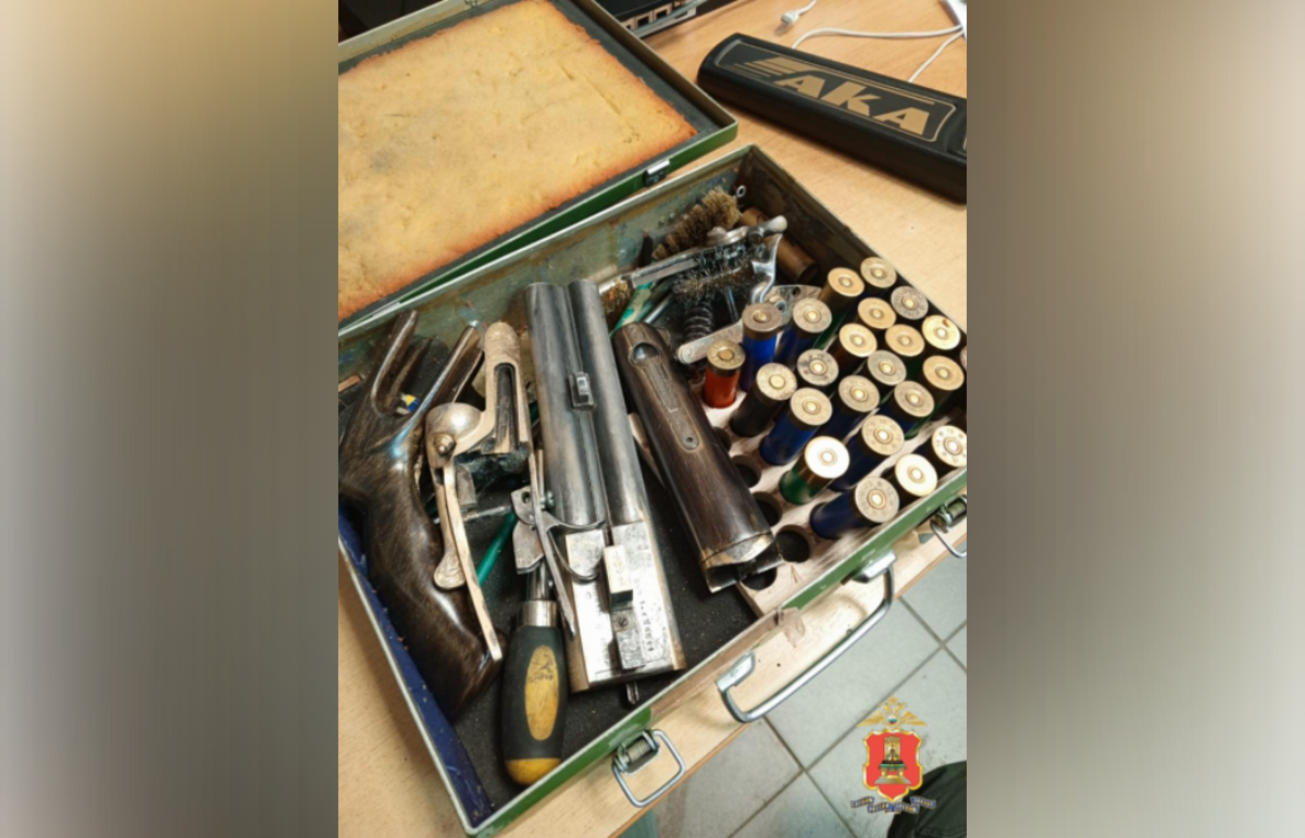 В Торопце полицейские остановили прохожего с обрезом и патронами Фото: УМВД России по Тверской области