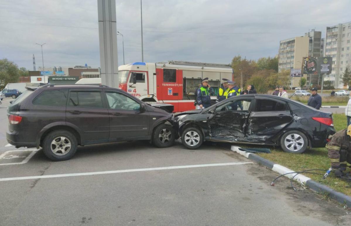 На улице Можайского в Твери столкнулись три автомобиля - новости Афанасий