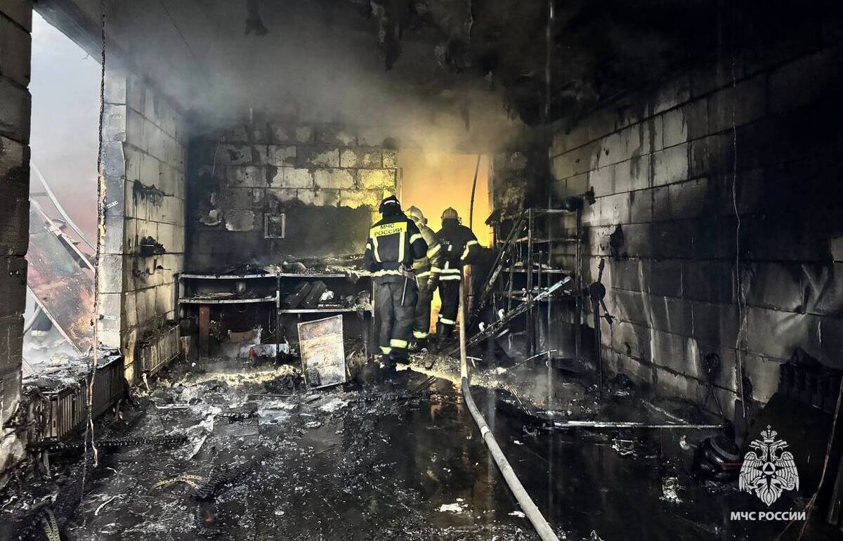 Под Тверью в Лебедево горел гараж Видео: МЧС