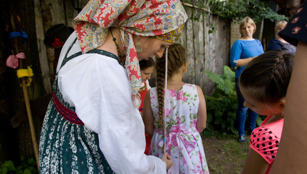 Жительница Твери стала одной из победительниц конкурса на самую длинную косу. Общая длина кос всех участниц составила 28,5 метра / фотосюжет 