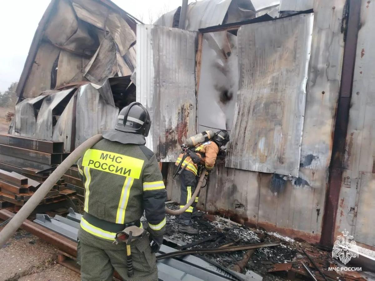 Площадь пожара в деревне под Тверью превысила 1000 квадратных метров Фото, видео: МЧС Тверской области