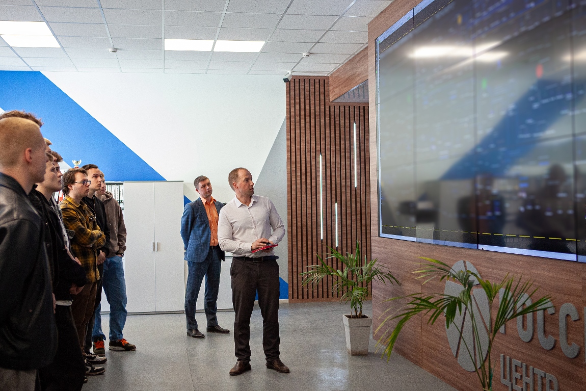 Тверские энергетики рассказали студентам, как работает Центр управления сетями Фото: Диана Журавлева