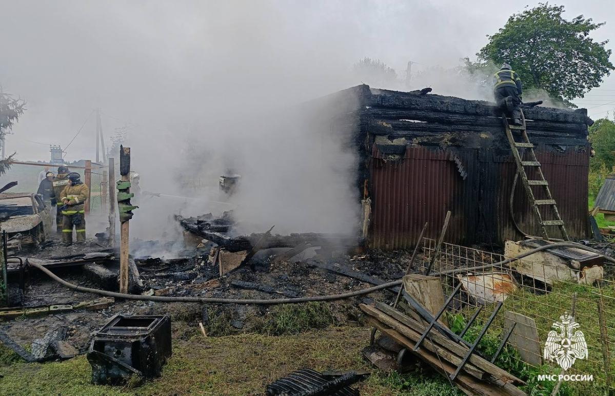 В Тверской области огонь перекинулся с автомобиля на дачный дом - новости Афанасий