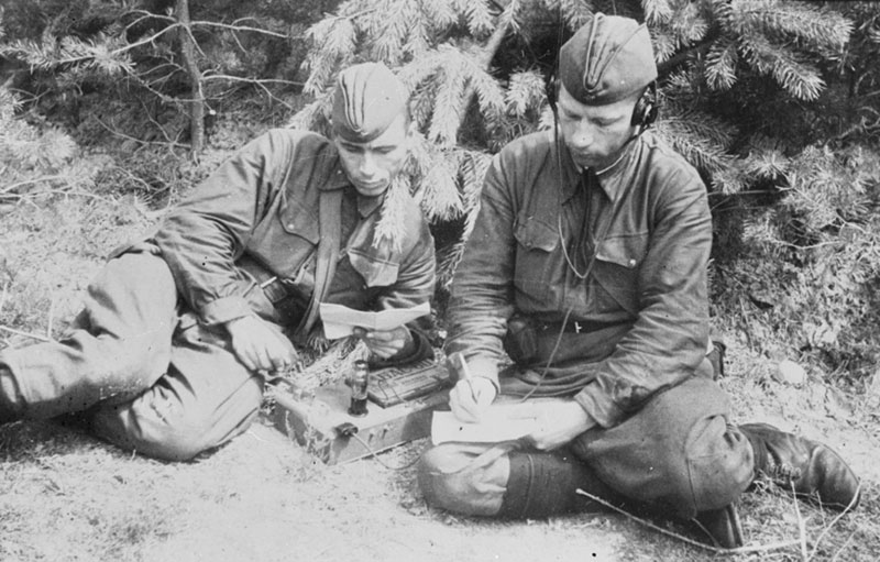 По нервам войны На фото: Старший радист сержант В. Анин обучает рядового Ф. Самойлова приему «на слух». Автор фотографии: не установлен. Место съемки: Северо-Западный фронт. Дата съемки: 1942 г. Архив: Российский государственный архив кинофотофонодокументов. Архивный номер: арх. № 0-58310. 
Сайт