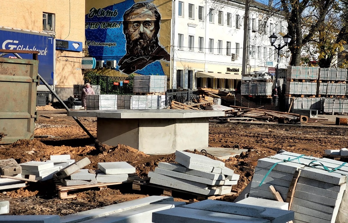 В Твери началась установка большого бронзового барельефа «Лучи Твери» Фото: Игорь Ефимов
