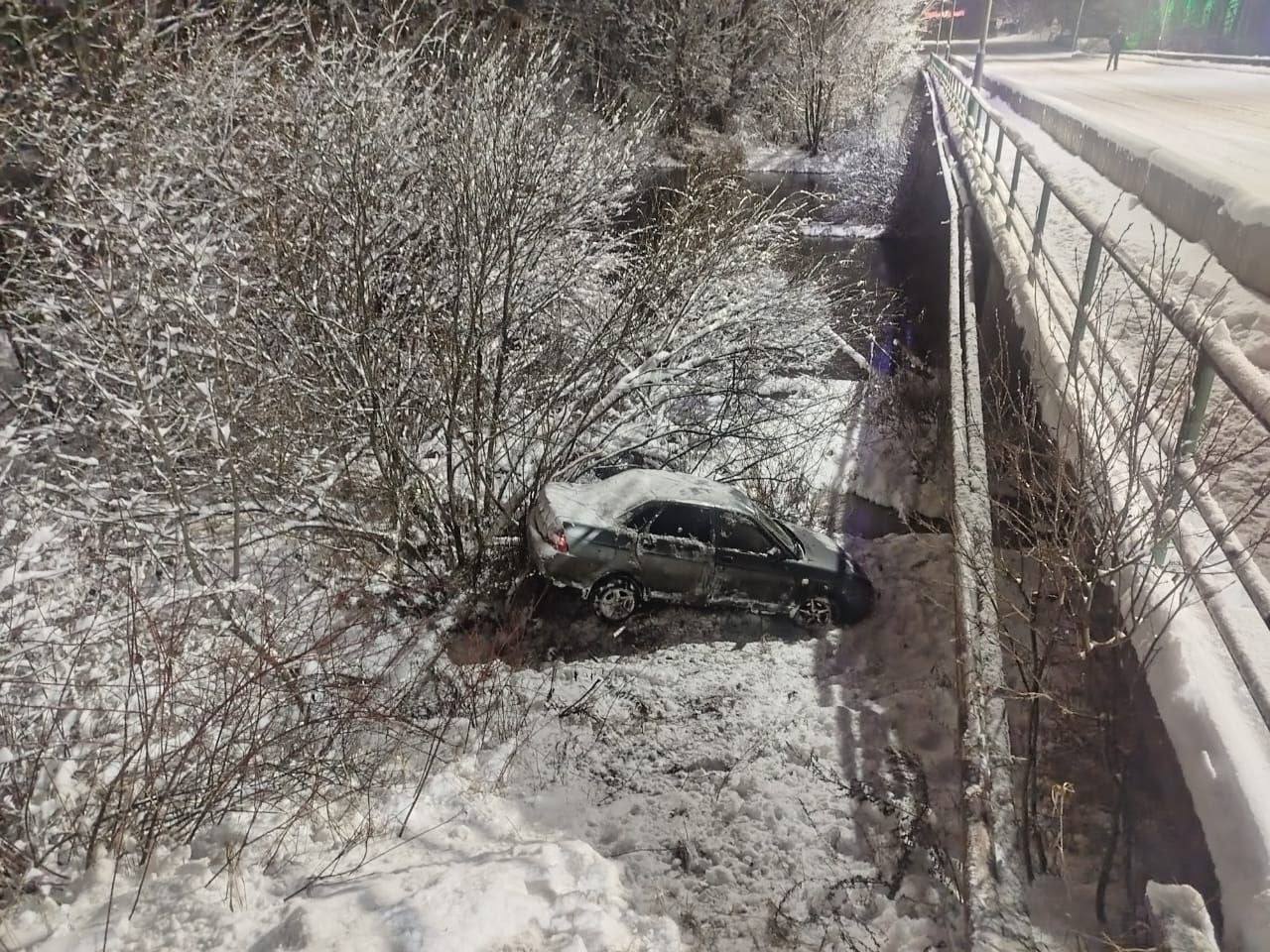 В Тверской области автомобиль вылетел с моста 