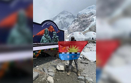 Флаг Редкино поднялся на Эверест - новости Афанасий