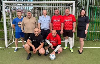 Краснохолмские полицейские и юные спортсмены приняли участие в товарищеском матче по мини-футболу в рамках акции «Зарядка со стражем порядка» - новости Афанасий