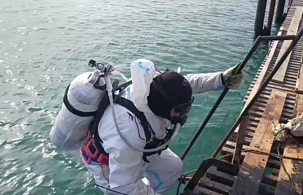 В Анапе со дна моря мазут собирают более 50 человек