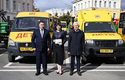 Губернатор Игорь Руденя передал в районы школьные автобусы - новости Афанасий