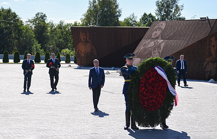 Дмитрий Медведев и Игорь Руденя возложили цветы на Ржевском мемориале - новости Афанасий