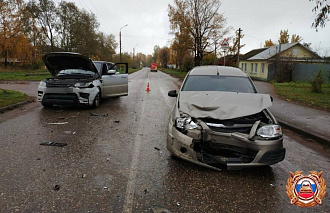 Land Rover и Largus не поделили перекресток в Торжке  Land Rover и Largus не поделили перекресток в Торжке  - новости Афанасий