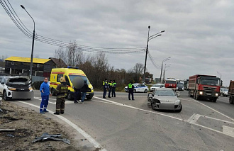 На М10 под Тверью, где столкнулись три машины, работает МЧС На М10 под Тверью, где столкнулись три машины, работает МЧС - новости Афанасий