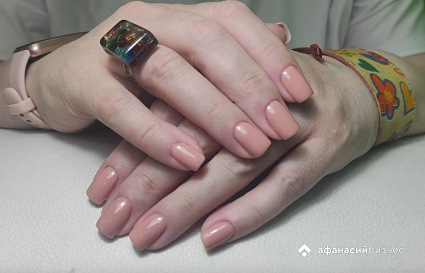 В России женщины стали реже записываться на ноготочки и реснички