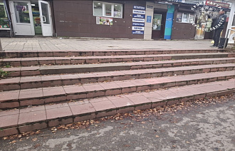 В Удомле отремонтировали травмоопасную лестницу  у торгового центра В Удомле отремонтировали травмоопасную лестницу  у торгового центра - новости Афанасий