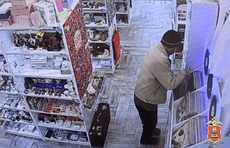 В Твери мужчина вынес из магазина три стопки винила на 100 тысяч рублей - новости Афанасий