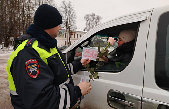 В Бологое женщинам за рулем дарили цветы - новости Афанасий