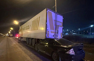 На М10 в Тверской области легковушка въехала под стоящий грузовик - новости Афанасий