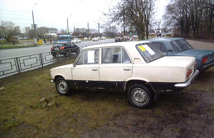 В Твери ищут владельцев машин, брошенных на газоне в Московском районе - новости Афанасий