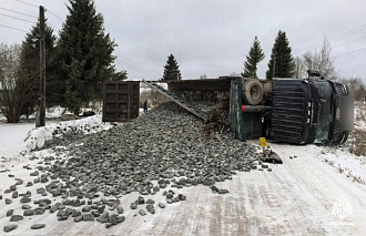 Под Тверью перевернулся грузовик со щебнем - новости Афанасий
