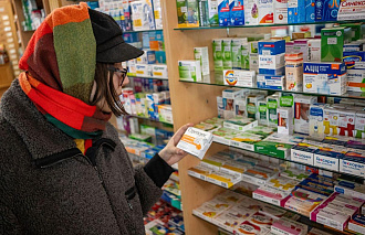 Роспотребнадзор рассказал, почему нельзя лечить насморк луком и чесноком