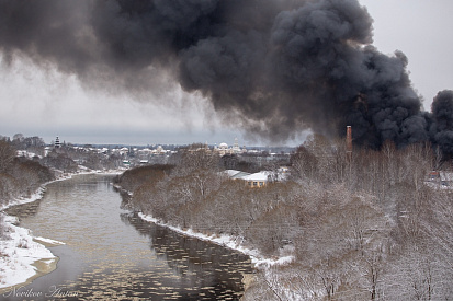 Пожар на площади 5 тысяч кв. метров тушат в Торжке  - новости Афанасий