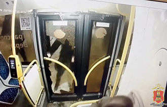 В Твери эмоциональный мужчина с ноги разбил стекло в автобусе - новости Афанасий
