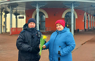 На ж/д вокзалах в Твери и Вышнем Волочке полиция вышла на патруль с цветами - новости Афанасий