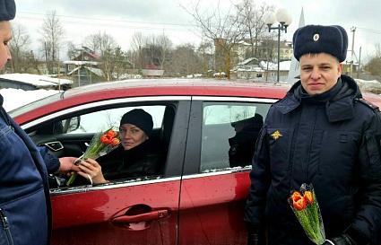 В Тверской области женщин за рулем поздравили цветами - новости Афанасий