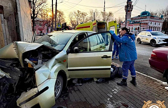 Автомобиль врезался в дом на Советской в Твери - новости Афанасий