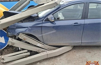 На развязке М10 в Твери легковой автомобиль въехал в ограждение - новости Афанасий