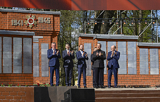 Дмитрий Медведев и Виталий Королев зажгли Вечный огонь на Аллее памяти в Торжке - новости Афанасий