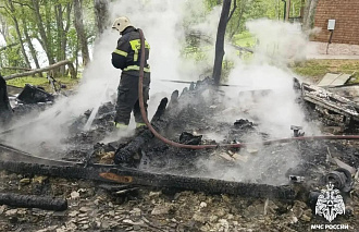 Пожар уничтожил хозпостройку в Осташковском округе - новости Афанасий